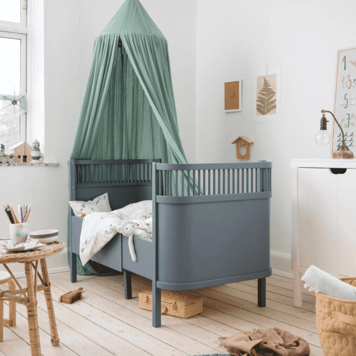 Mitwachsendes Sebra Babybett aus hellem Holz im Kinderzimmer