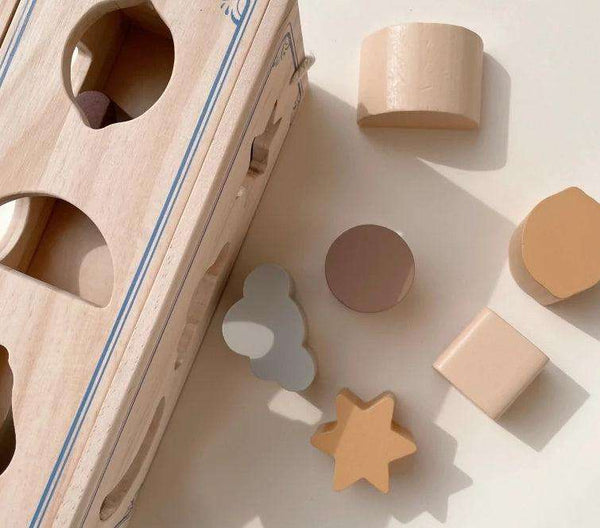 Holz-Sortierspiel mit Mond-, Wolken- und Sternformen von Konges Sløjd