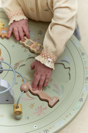 Spielfläche des Little Dutch Aktivitätentischs Safari Friends mit Stapelspiel und Drehelementen aus der Nähe