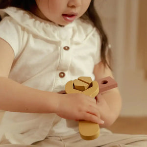 Kind schraubt mit dem Holz-Werkzeugset von Little Dutch