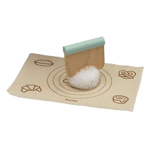 Alle neun Teile des PlanToys Brotback-Sets: Backform, Ofenhandschuh, Mehlbeutel und Knetmatte