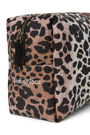Necessaire Hazel Leopard gefüllt mit Wickelutensilien