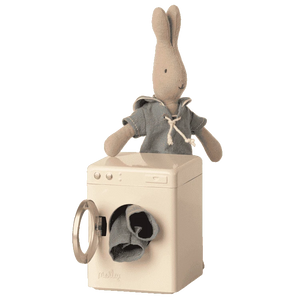 Miniatur-Waschmaschine von Maileg für den Waschtag im Puppenhaus