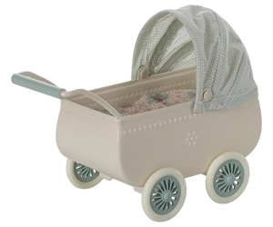 Babymaus von Maileg schläft auf weicher Matratze im Kinderwagen