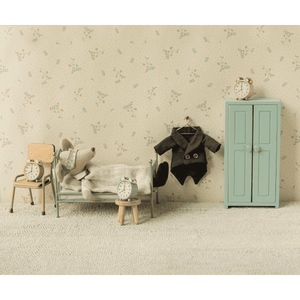 Soft-blauer Maileg-Kleiderschrank mit drei goldenen Kleiderbügeln
