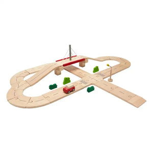 PlanToys Strassenbahn im Spielaufbau mit Holzaccessoires