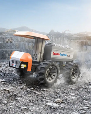 fischertechnik Truck mit grossen Rädern beim Materialtransport