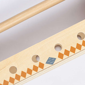 Werkzeugkiste von Fabelab mit Schrauben, Muttern und Lineal