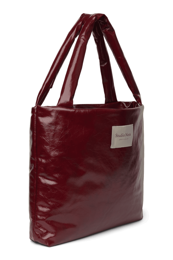 Studio Noos Vegan Leather Mom Bag Burgundy getragen