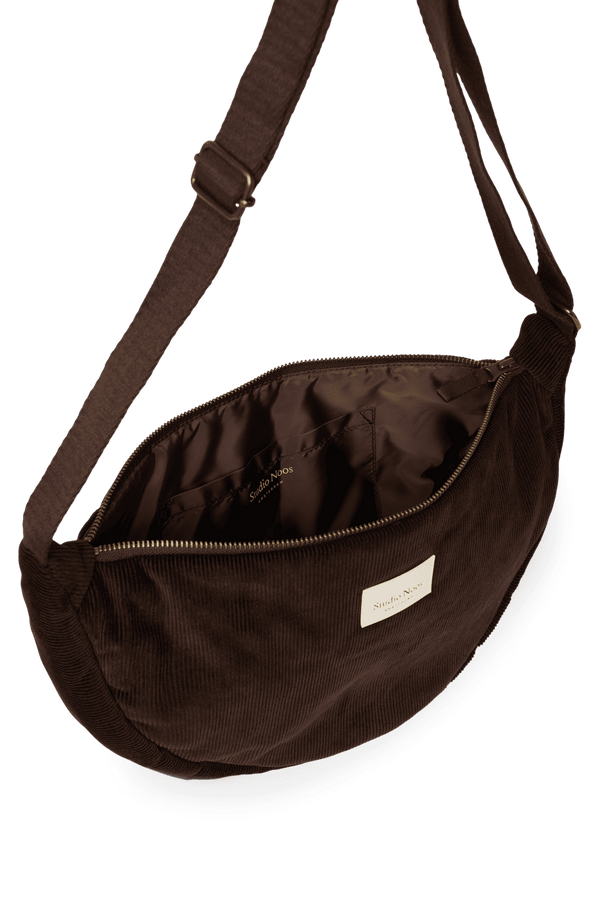 Dunkelbraune Gürteltasche von Studio Noos aus geripptem Puffy-Stoff