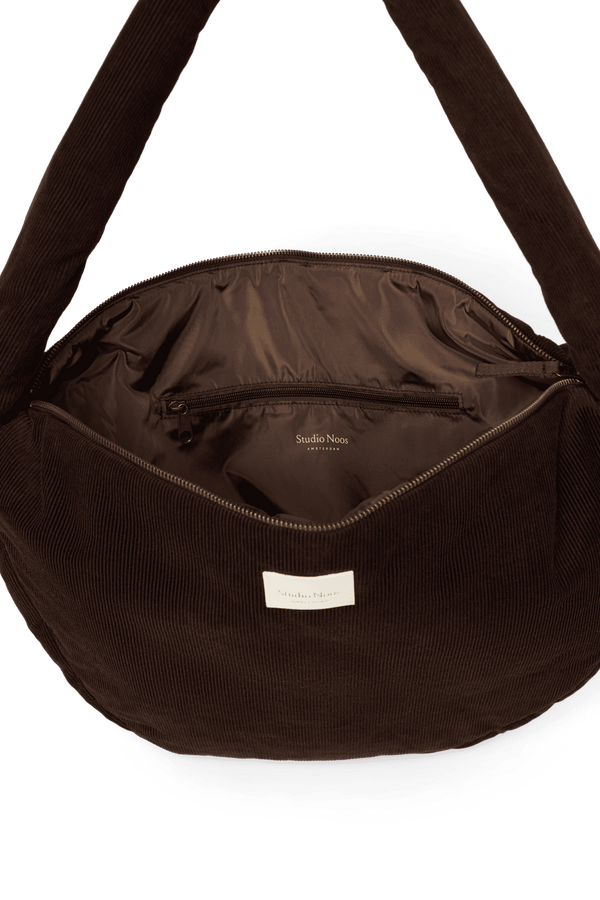 Studio Noos Rib Puffy Cross Body Bag Dark Brown von der Seite