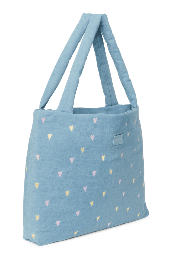 Studio Noos Mom Bag Light Blue Hearts über der Schulter getragen