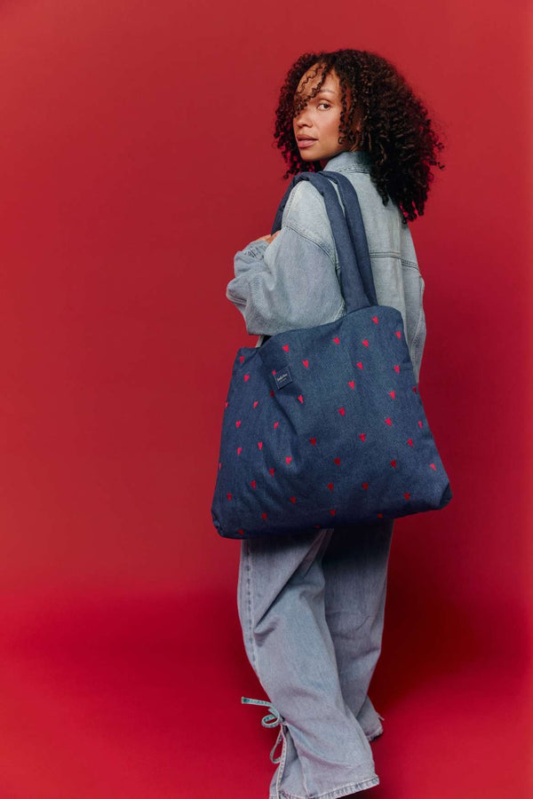 Rote Herzen auf dunklem Denim der Studio Noos Mom Bag