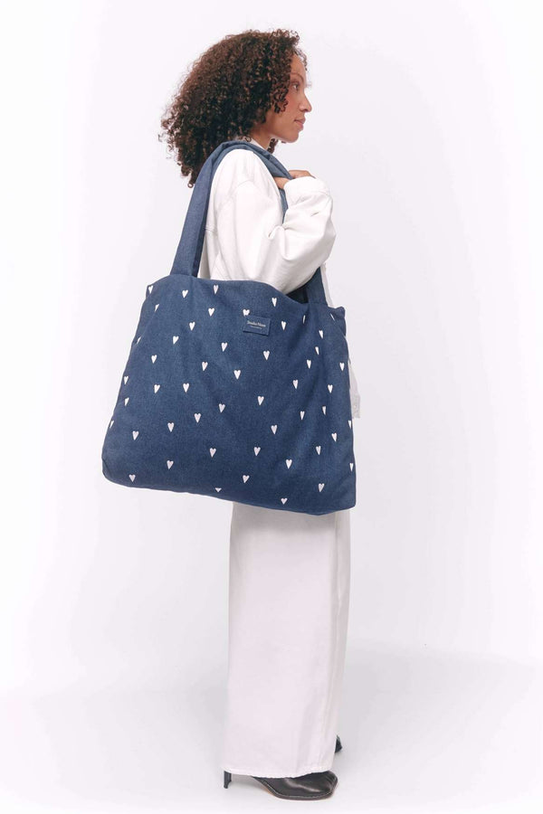Weisse Herzen auf dem dunkelblauen Denim der Studio Noos Mom Bag