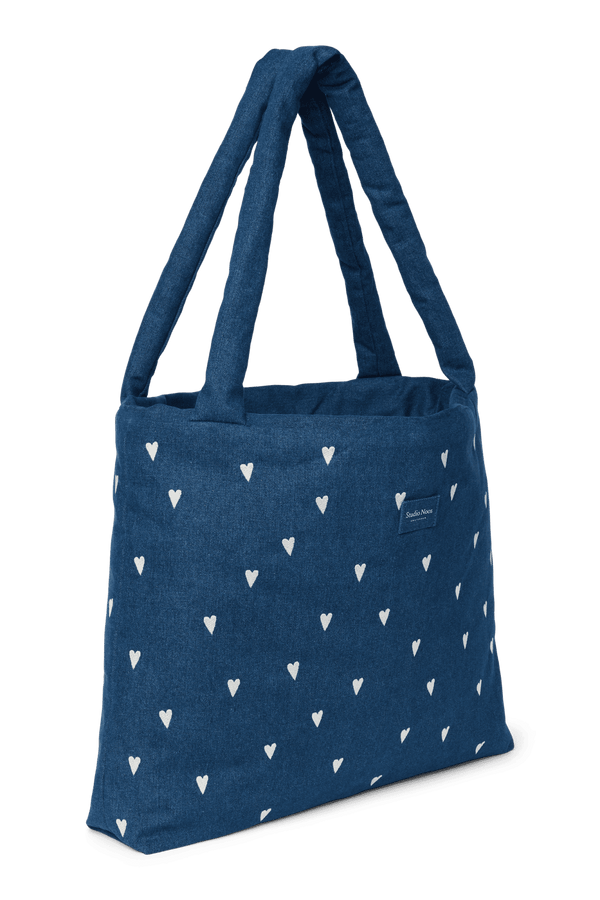 Studio Noos Mom Bag Dark Blue White Hearts über der Schulter getragen