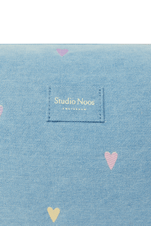 Kleine Herzen auf dem hellblauen Denim des Studio Noos Necessaires