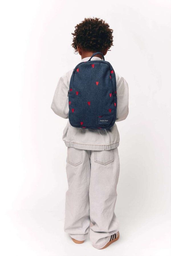 Mini Rucksack von Studio Noos mit roten Herzen auf Denim, seitlich