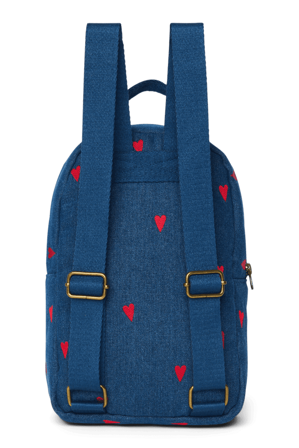 Kind trägt den Studio Noos Denim Mini Rucksack Dark Blue Red Hearts