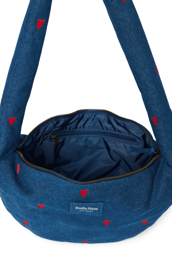 Studio Noos Mini Cross Body Bag Dark Blue Red Hearts geöffnet