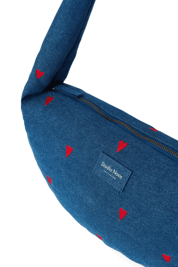 Studio Noos Mini Cross Body Bag mit roten Herzen quer getragen