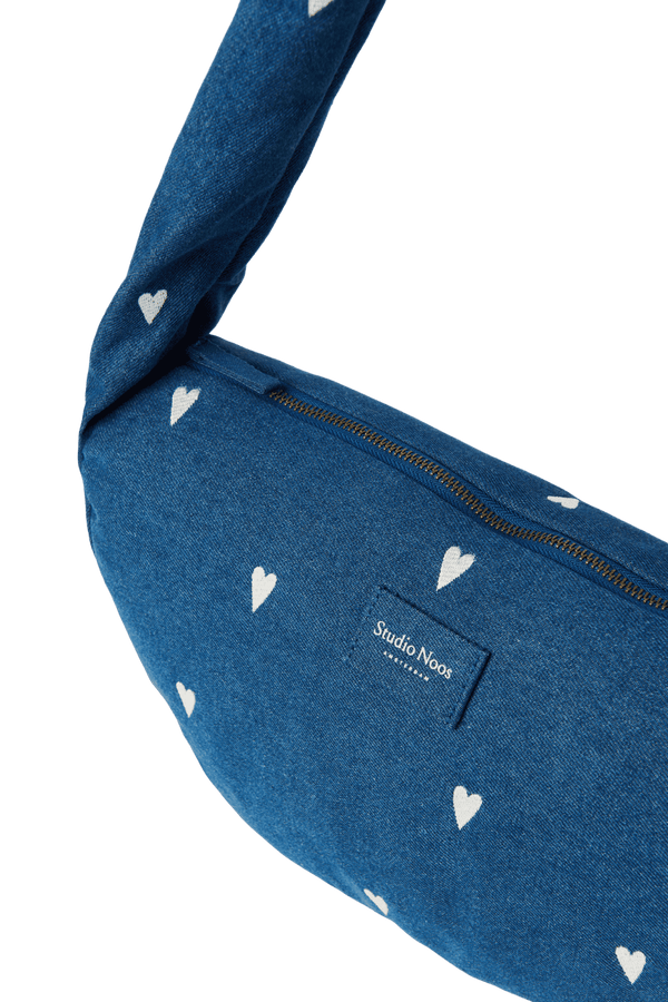 Studio Noos Mini Cross Body Bag mit weissen Herzen quer getragen