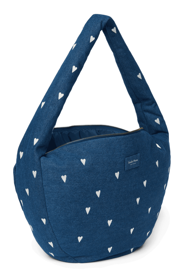 Studio Noos Cross Body Bag mit weissen Herzen quer getragen