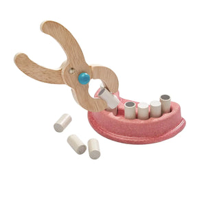 Kind spielt Zahnarzt mit dem Holz-Spielset von PlanToys