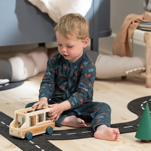 Holzbus von Sebra, Räder und Steckplätze im Detail