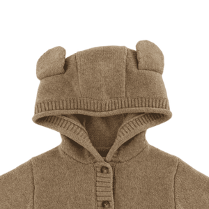 Donsje Matsie Cardigan Bear, getragen von einem Kind