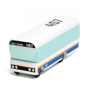 Stadtbus aus Buchenholz von Candylab Toys in Kinderhänden
