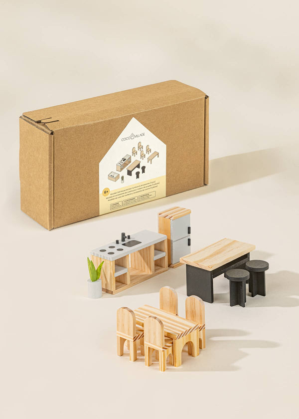 Holzpuppenhaus Küchenmöbel-Set mit Kühlschrank, Theke, Tisch und Stühlen in einem umweltfreundlichen Karton.