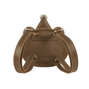 Reissverschluss und Bärenkopf des Donsje Tendo Rucksacks im Detail