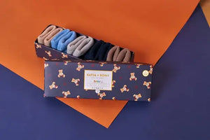 Fünf Paar blaue Elly+Lune Babysocken nebeneinander