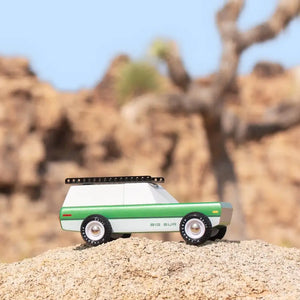 Big Sur Spielzeugauto von Candylab Toys von vorne, grün lackiertes Buchenholz