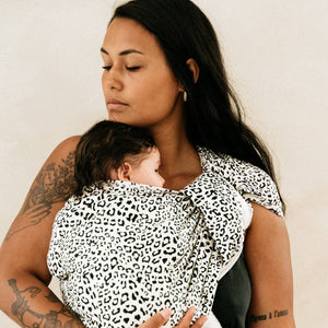 Leo-Print des Studio Romeo Sling Babytragetuchs