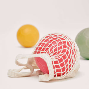 Ratatam! Handball Salbei in Kinderhänden