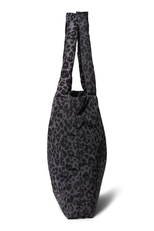 Innenraum der Antra Leopard Puffy Mom Bag von Studio Noos
