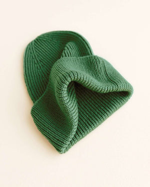 Hvid Beanie Fonzie Grass von der Seite
