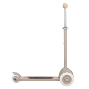 Trittfläche aus Holz am Banwood Scooter Beige