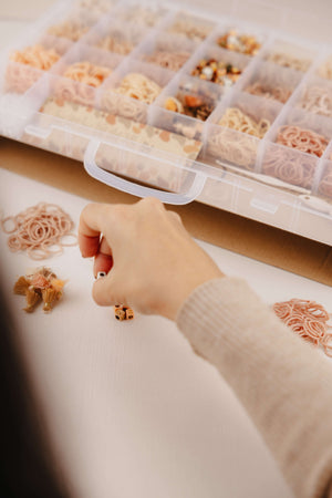 Fertige Armbänder aus dem Mrs. Ertha Banglies Kit
