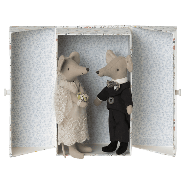 Wedding mice in box