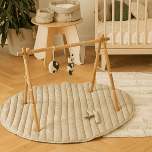 Handgesteppte Bambusstäbe auf der Spielmatte Bamboo Leaf