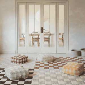 Sitzpouf Vichy Honey von Lorena Canals darf in die Waschmaschine