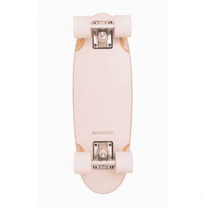 Weiche Rollen unter dem rosa Banwood Skateboard mit Ahorndeck aus Kanada