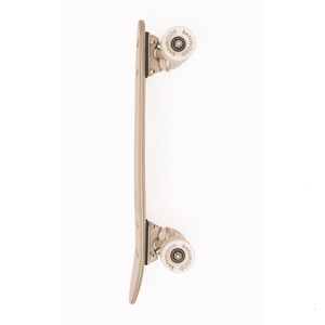 Transparenter Grip auf dem Banwood Skateboard Rosa, abgestimmt auf nackte Kinderfüsse