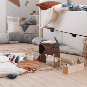 Sebra Baumstumpf Babyspielzeug, Tierchen beim Verstecken