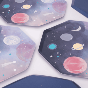 Space Partyteller von Meri Meri gedeckt mit Kuchen