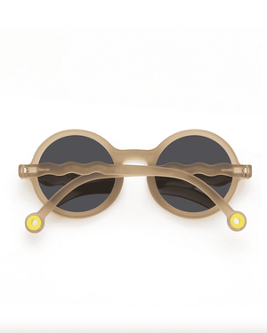 Schulkind trägt die runde Olivio&Co. Sonnenbrille Sand Beige