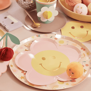 Happy Face Flower Partyteller von Meri Meri, gestapelt