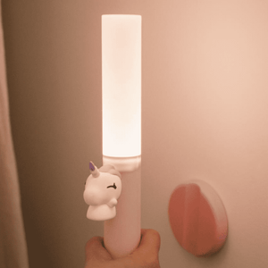 The Zoo Family Einhorn-Nachtlicht im Einsatz als kleine Tischlampe